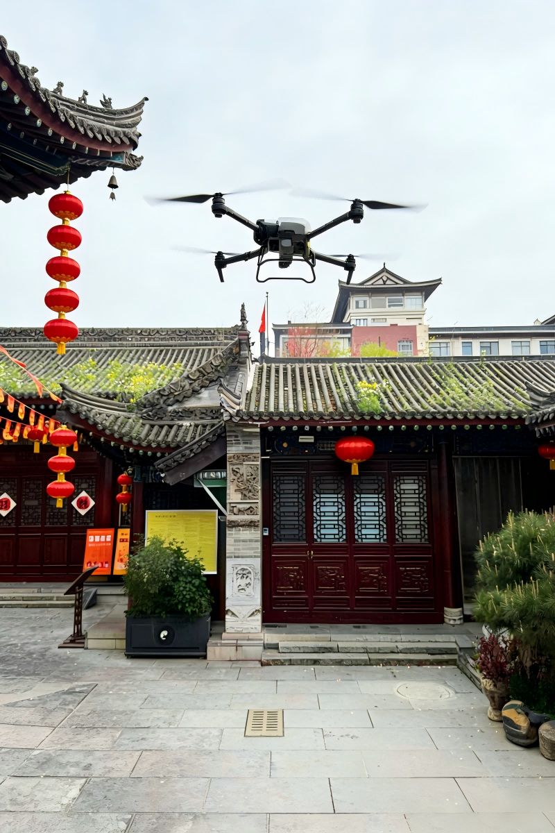 科技护文脉，无人机高空除草，守护古建屋顶